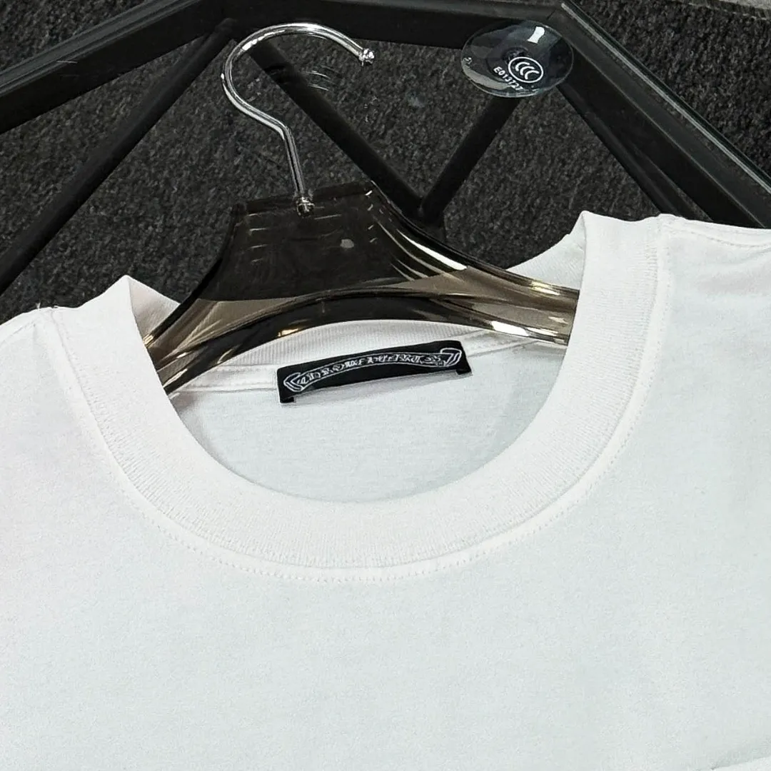 P170 Chrome Hearts 25 high-end versions. The fabric is made of 300 grams of high-density pure cotton. It does not deform or shrink. It has three labels. It is the same style for men and women. Technology: suede foaming + digital printing. Color: white, black. SIZE: S-XL.